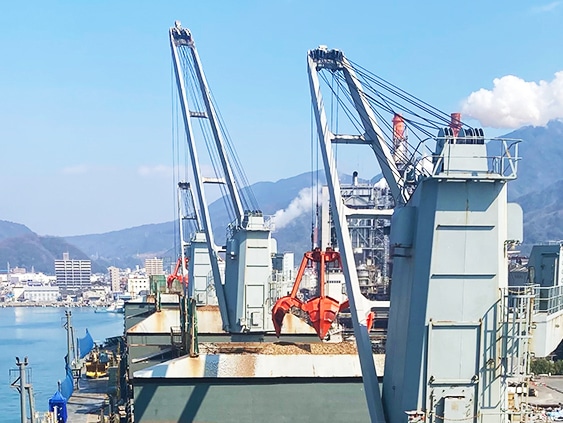 呉港での在来船荷役作業